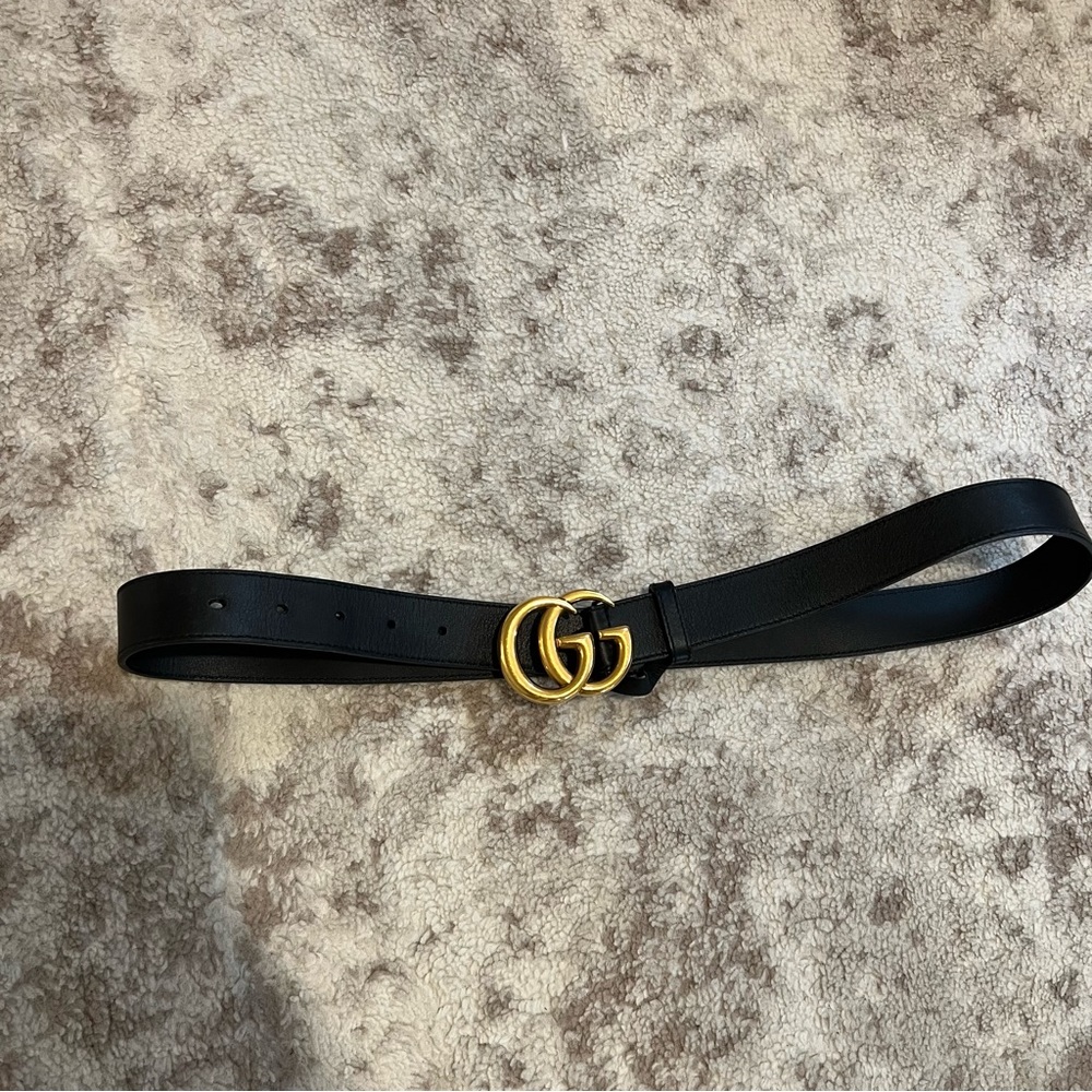 gucci black leather belt w/ gold double G buckle